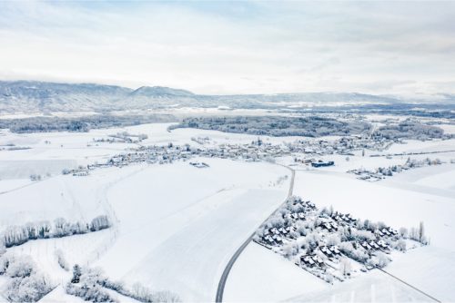 Vue sur Apples et la campagne du Pied du Jura sous la neige. Photo: Raphaël Dupertuis
